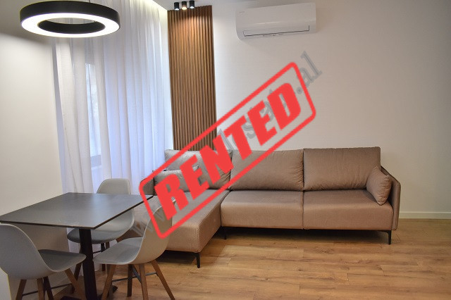 Apartament 2+1 me qira ne rrugen Hamdi Sina ne zonen e Liqenit te Thate ne Tirane.
Banesa eshte e p